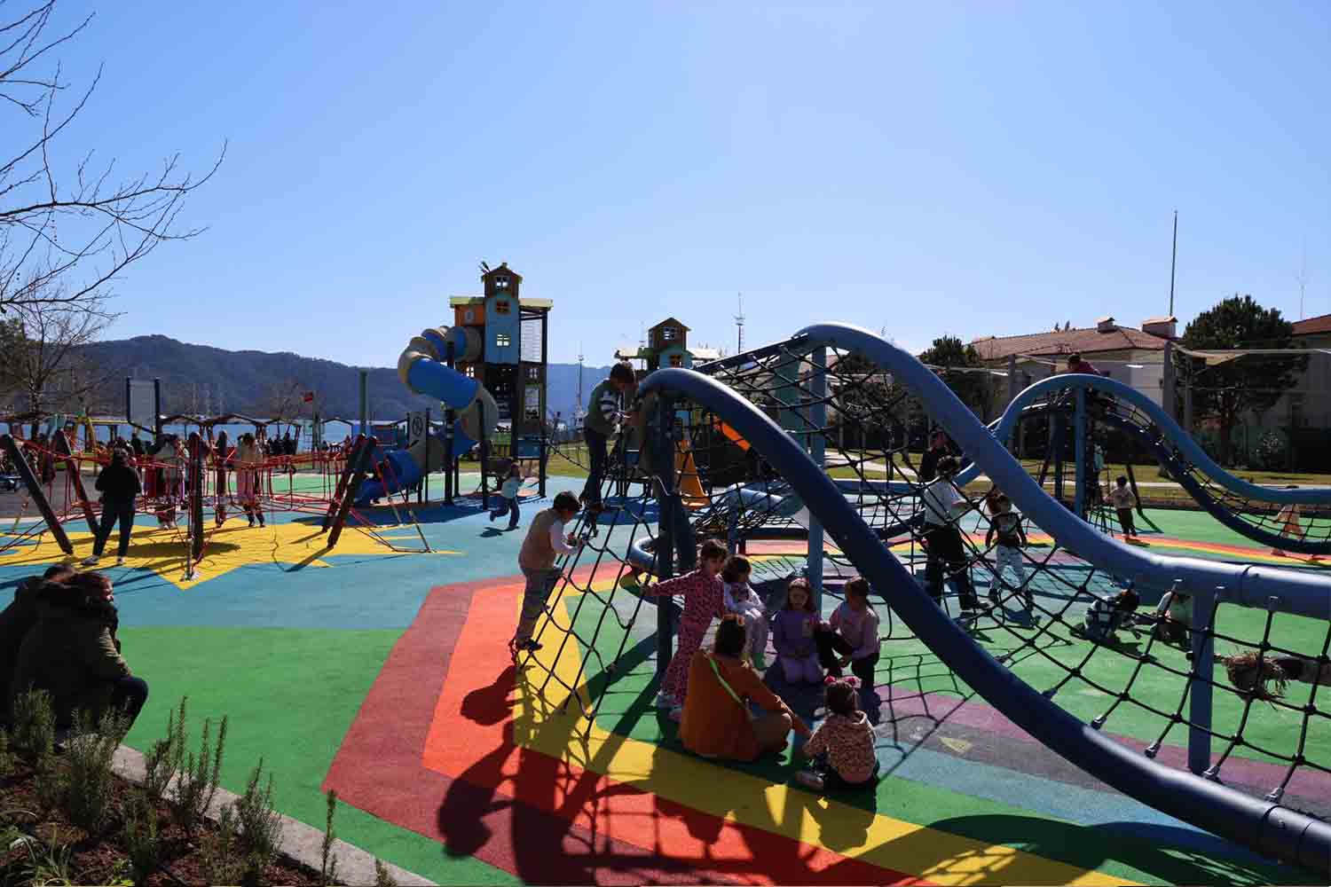 ÇOCUKLAR İÇİN YENİLENDİ, NEŞEYLE AÇILDI