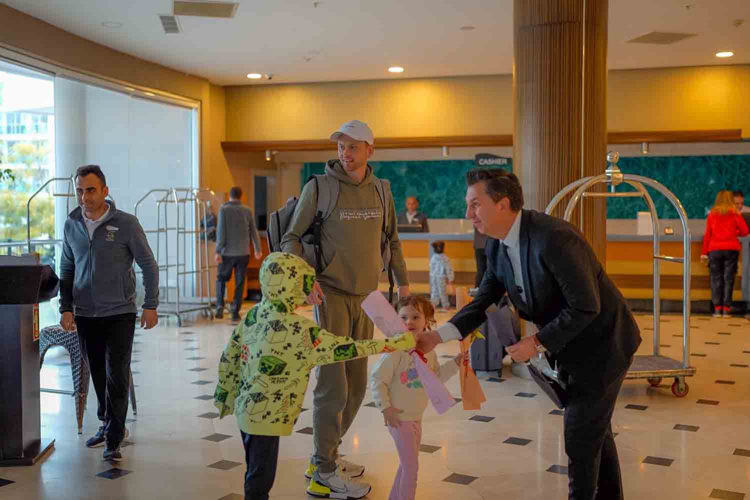 2026 TURİZM YAZ SEZONU, MARMARİS E GELEN İLK İNGİLİZ TURİST KAFİLESİ İLE BAŞLADI