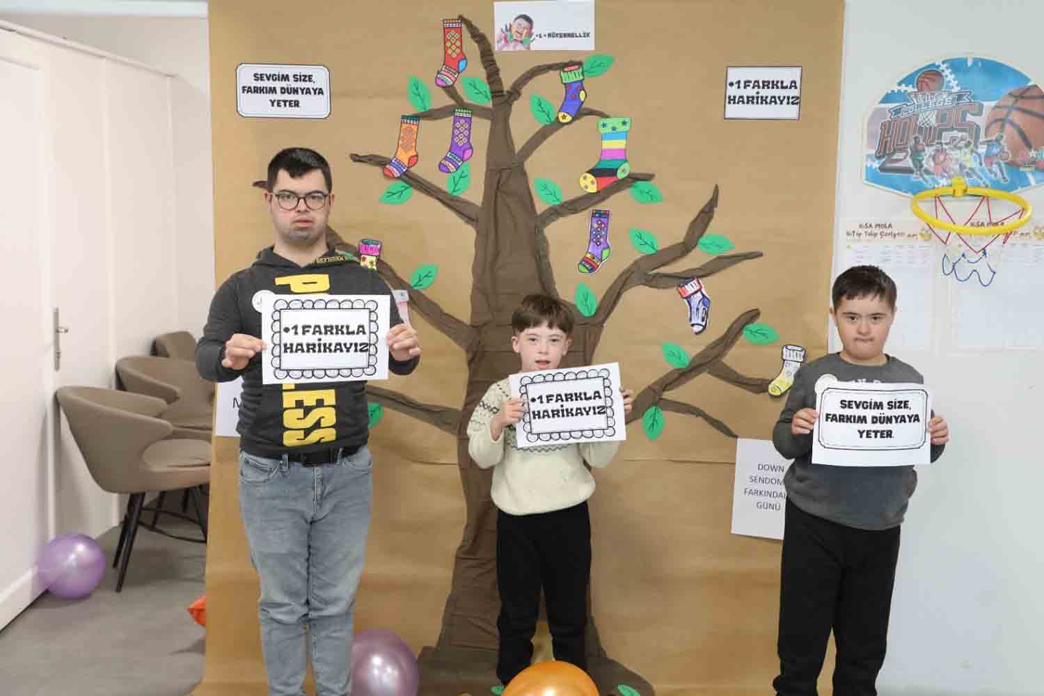 Muğla’da Çoraplar Farkındalık İçin Boyandı