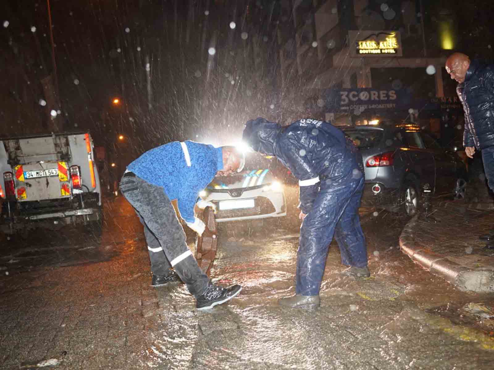 MARMARİS’TE FIRTINA VE SAĞANAK ALARMI: EKİPLER GECE BOYUNCA SAHADAYDI