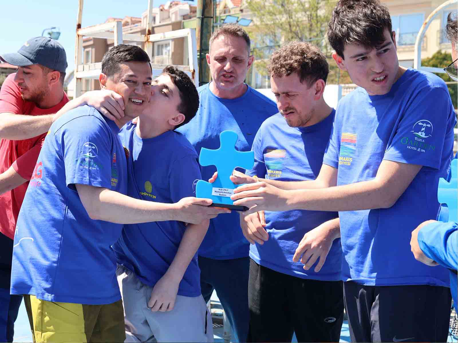 MARMARİS’TE OTİZM FARKINDALIĞI KORTA TAŞINDI