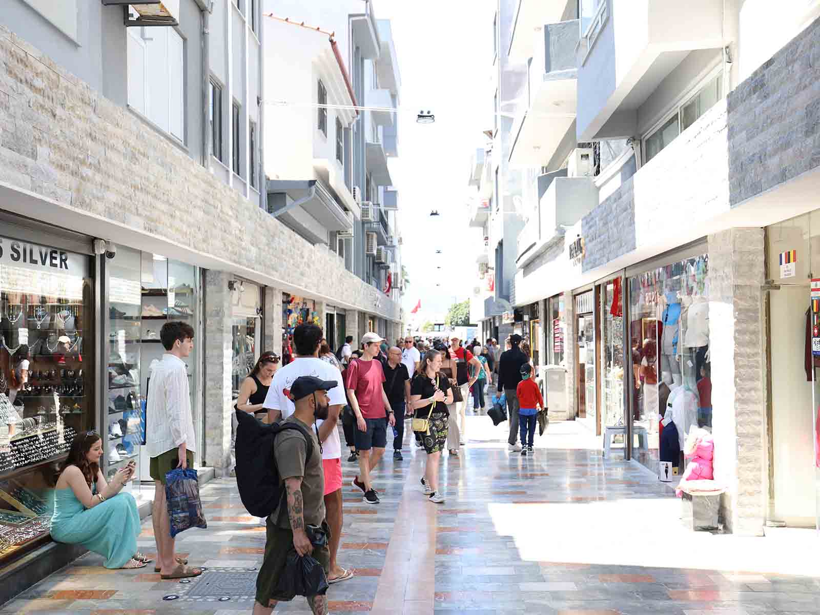 YENİLENEN ÇARŞI TURİSTLERİN GÖZDESİ OLDU