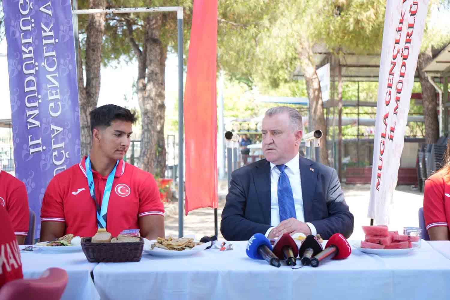 Bakan Osman Aşkın Bak, Köyceğiz'de Milli Sporcularla Buluştu