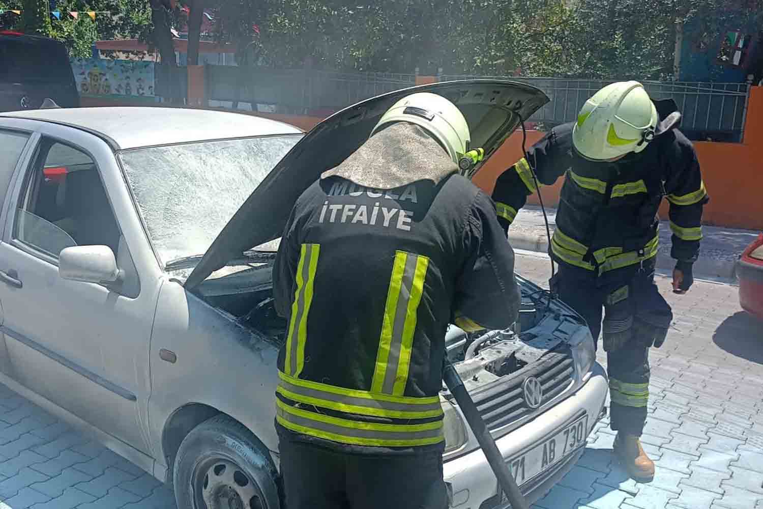 Marmaris'te Seyir Halindeki Araçta Yangın