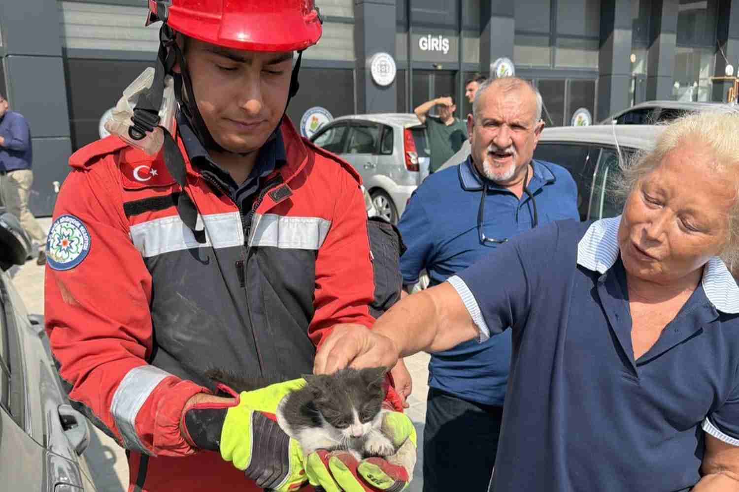 Menteşe’de Araç Motoruna Giren Kedi Kurtarıldı