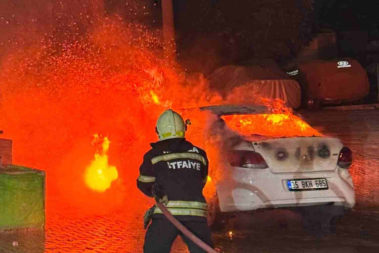 Bodrum’da Seyir Halindeki Otomobil Alev Aldı: Yangın Çevredeki Araç ve Malzemelere de Zarar Verdi