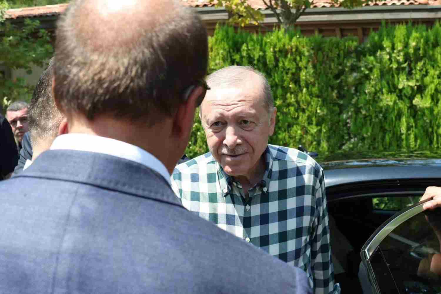 Erdoğan Okluk’ta Cuma Namazı Kıldı, Vatandaşlarla Sohbet Etti