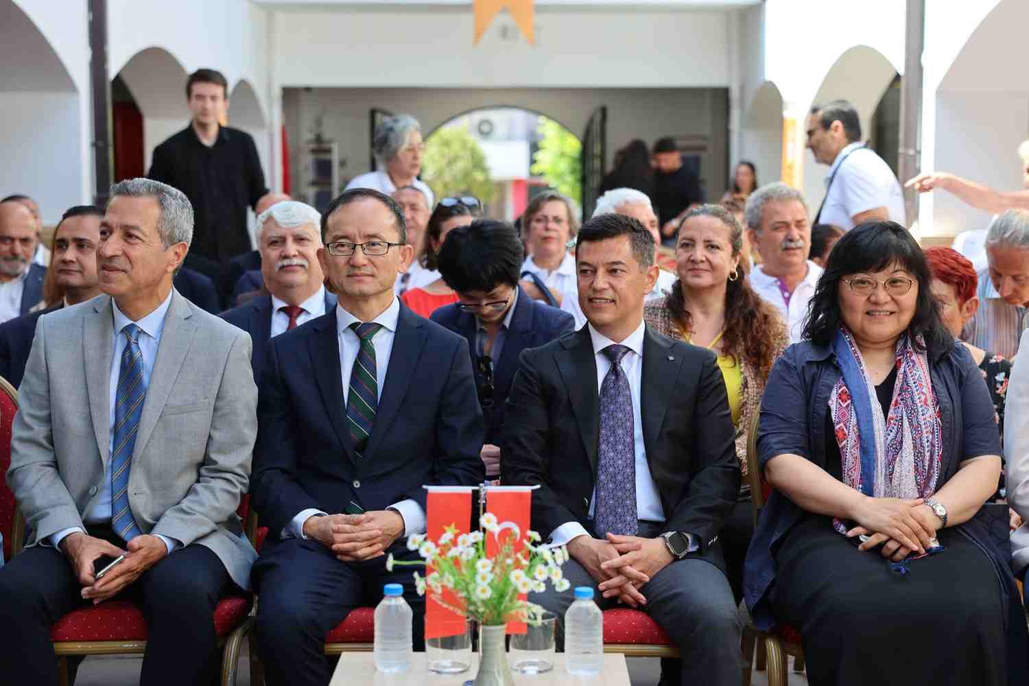 ‘KÜLTÜR VE SANATIN EVİ’ DURMAK BİLMİYOR