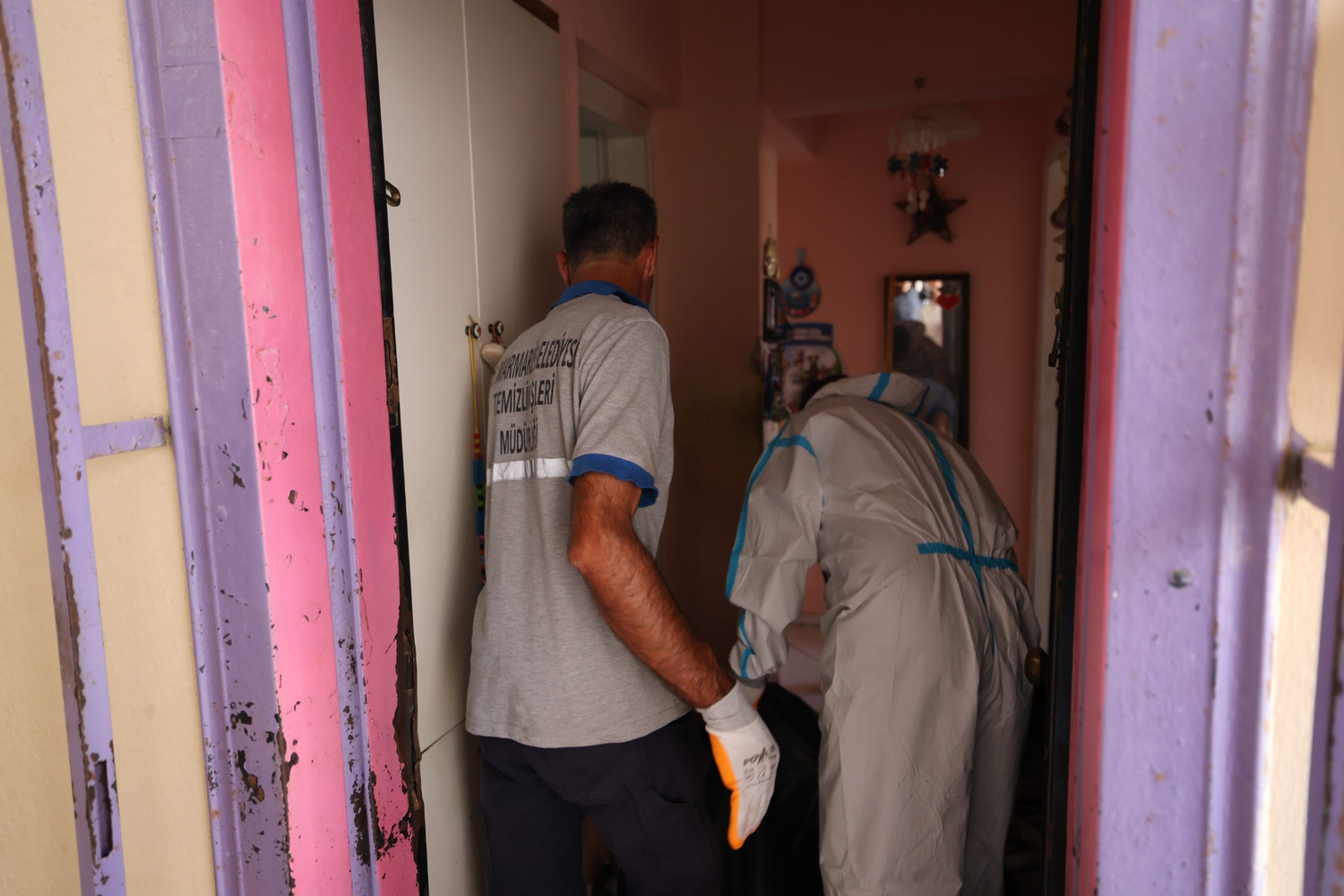 MARMARİS’TE ÇÖP EVE BELEDİYE MÜDAHALESİ: BİR KAMYON ATIK ÇIKARILDI