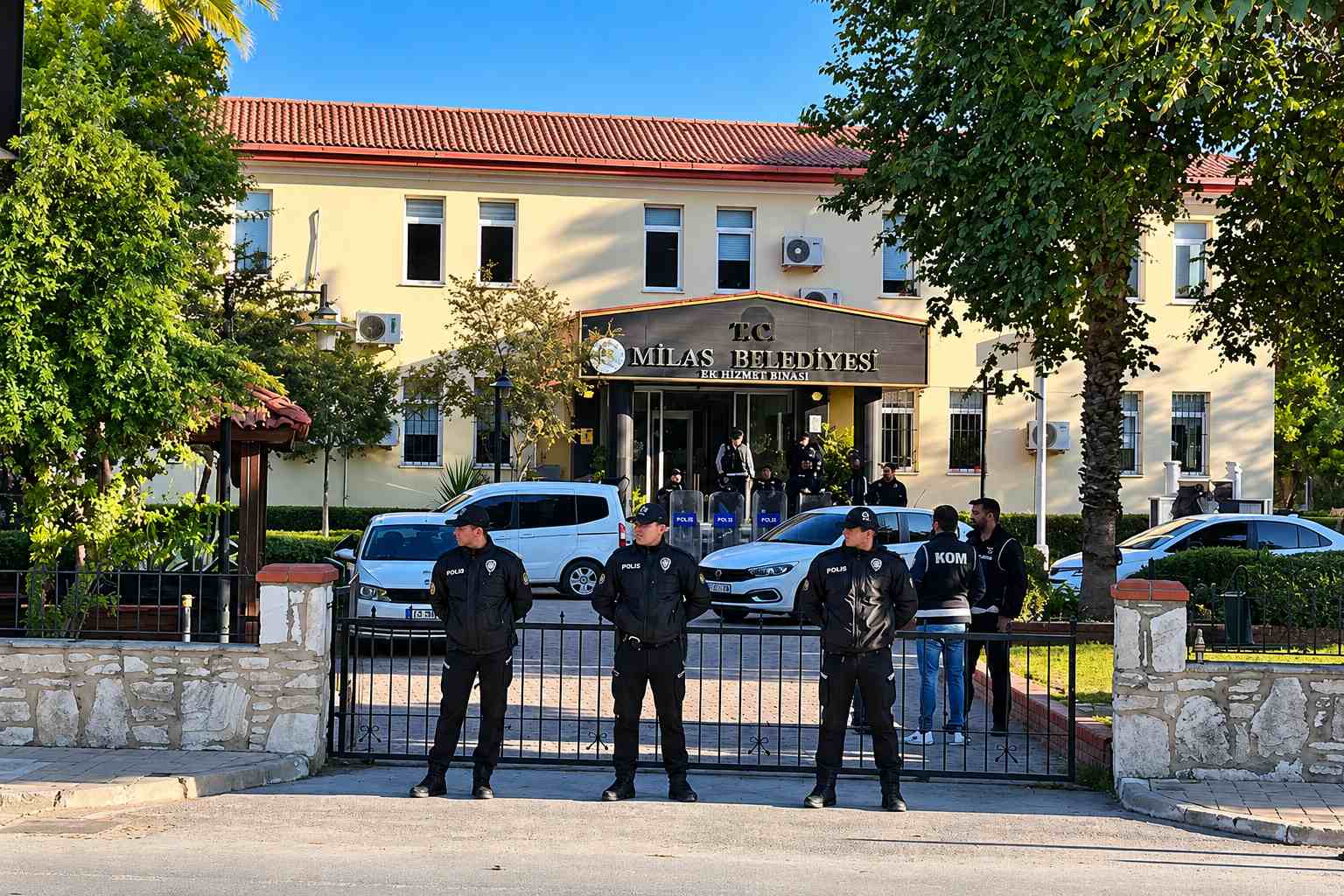 MİLAS BELEDİYESİ OPERASYONUNDA MİLYARLIK İDDİALAR: 13 İLDE 35 ŞÜPHELİYE SORUŞTURMA