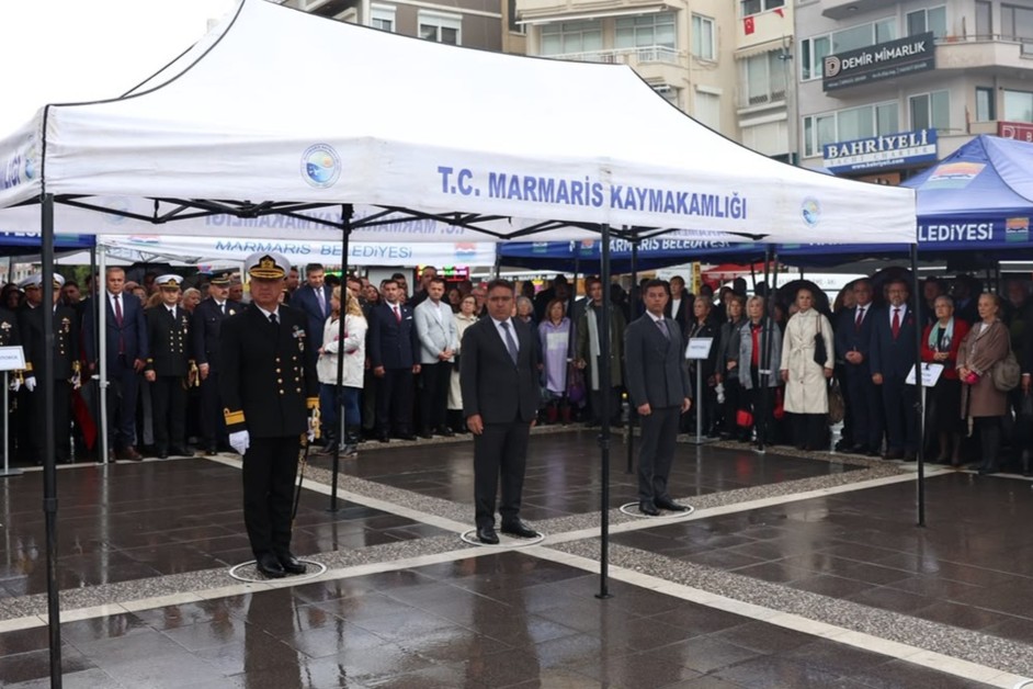 CUMHURİYET BAYRAMI KUTLAMALARI ÇELENK SUNUMUYLA BAŞLADI